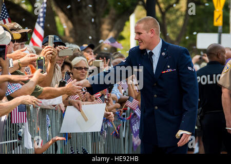 Airman 1. Classe Spencer pietra viene salutato con un eroe è il benvenuto durante il Sacramento Hometown Hero parata e festeggiamenti presso la capitale dello Stato edificio nel centro di Sacramento, California, Sett. 11, 2015. Centinaia di persone hanno rivestito per le strade del centro di Sacramento di dare il benvenuto a casa e onore di pietra, Anthony Sadler e Alek Skarlatos. Il trio di amici sono responsabili per contrastare un attacco terroristico a bordo di un treno diretto a Parigi il Agosto 21. Senior Airman Charles Rivezzo) Foto Stock