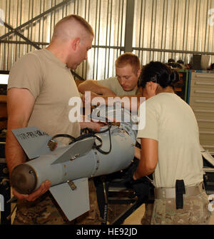 (Da sinistra) Airman 1. Classe Giuseppe Stoffer, Staff Sgt. Daniel Chapman e Airman 1. Classe Pamela Wu, tutti con la 451st manutenzione Expeditionary Squadron e distribuito da Spangdahlem Air Base, Germania, assemblare una bomba guidata unità-54 a Kandahar Airfield, Afghanistan, Agosto 16, 2013. Munizioni equipaggi lavorano per soddisfare gli standard più severi per garantire che le armi funzionerà correttamente e montare sulla cellula appropriato. Stoffer è un nativo di Varsavia, N.Y., Chapman è un nativo di Marion, Ill. e Wu è un nativo di Hayward, Calif. Senior Airman Jack Sanders) Foto Stock