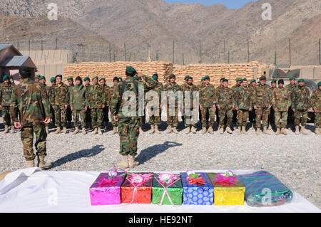 100109-AF-2222C-025 del Nuristan provincia, Afghanistan - esercito nazionale afghano campo soldati di artiglieria con la quarta Kandak, 2° Brigata, 201st Corps, in avanti su una base operativa Kalagush attendono di essere aggiudicati i certificati di completamento per la certificazione sul Delta 30 obice, Gen 9. Stati Uniti Esercito Lt. Col. Michael Forsyth, 2° Battaglione, 77th fa il comandante di reggimento e nativo di Mayfield, Ky., ha presentato i certificati per i soldati. Stati Uniti Air Force 2Lt. Natassia Cherne, del Nuristan PRT) Foto Stock