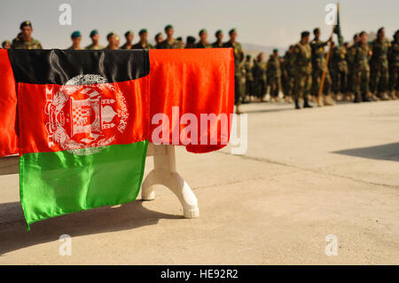 La bandiera afghana è visualizzato nella parte anteriore off esercito nazionale afghano soldato in piedi in formazione durante il terzo termine graduazione cerimonia del giuramento a Ghazi addestramento militare nel centro di Kabul, Afghanistan, Sett. 6. Durante la cerimonia 379 sottufficiali graduati e aderito all'esercito afghano. Foto Stock