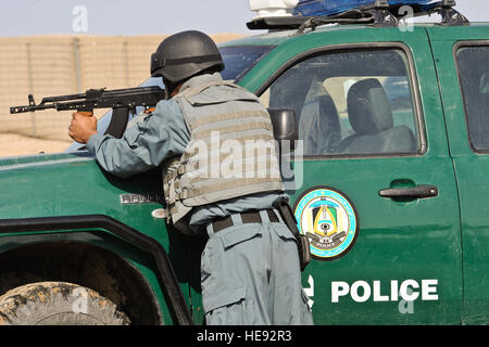 Nazionale Afghano di poliziotto dimostra manovre tattiche presso la polizia di Helmand Training Center, Lashkar Gah, provincia di Helmand, Afghanistan, Gennaio 28, 2010. Tech. Sgt. Efren Lopez) Foto Stock