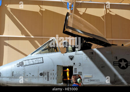 Stati Uniti Air Force Capt. Greg Pila, una A-10 Thunderbolt II pilota assegnato a 354Fighter Squadron Davis-Monthan AFB, Ariz., siede nel suo pozzetto che attraversano la sua lista di controllo prima del decollo a sostegno di Angelo Thunder in Tucson, Arizona, il 17 ottobre, 2011. Circa 1.400 militari statunitensi, federale e i dipendenti dello stato e le forze della coalizione hanno partecipano al sesto angelo annuale Thunder esercizio di Tucson, in Arizona Angelo Thunder è il più grande del mondo di militari di ricerca e soccorso esercitare nel mondo. (Personale USAF Sgt. Andy M. Kin) Foto Stock