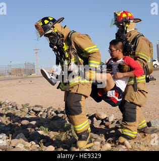 I vigili del fuoco dalla 355Ingegnere Civile Squadron trasportare Airman 1. Classe Daniel Dulay, 355disponibilità logistica Squadron, durante l'emergenza medica esercizio di Angelo Thunder presso Davis-Monthan Air Force Base, Ariz., 13 aprile 2013. Dulay hanno partecipato all'esercizio come vittima di un aereo simulato crash. Senior Airman Timothy Moore Foto Stock