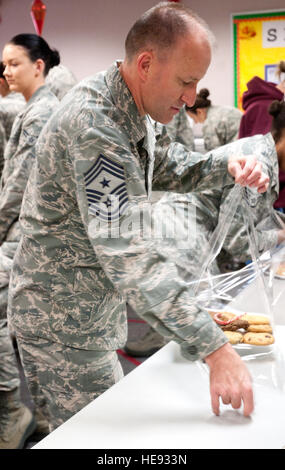 Master Chief Sgt. Samuel lettino, novantesimo ala Missile Command chief, avvolge un vassoio di cookies durante la trasmissione di cookie 8 dicembre, 2014, nella cappella del Centro di Attività su F.E. Warren Air Force Base, Wyo. Il cookie drive è un evento annuale che si verifica attraverso la Air Force come un modo per mostrare apprezzamento per gli avieri durante le vacanze. Airman 1. Classe Malcolm Mayfield Foto Stock