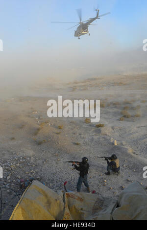 Afghane uno Mi-17 vola dopo inserimento di Polizia nazionale afgana di risposta alla crisi dei membri di unità durante air assault formazione condotta dalla forza internazionale di assistenza alla sicurezza forze per le operazioni speciali in Surobi, Afghanistan, DIC 9. Durante lo scenario di addestramento la CRU eseguita un assalto dell'aria e quindi hanno perquisito un composto che erano stati presi in consegna dagli insorti. Foto Stock