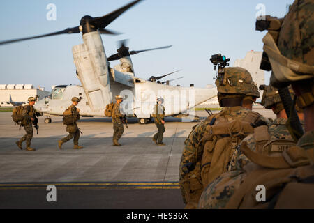 Stati Uniti Marines assegnato a Echo Co., Battaglione Team di atterraggio secondo battaglione, 4 Marines, 31 Marine Expeditionary Unit (MEU), scheda MV-22B Osprey tiltrotor aeromobili di medio marino Tiltrotor Squadron 262, 31 MEU, al Marine Corps Air Station Iwakuni, Giappone, luglio19, 2016. Come il Marine Corps' forza-in-disponibilità, il trentunesimo MEU treni in un certo numero di funzionalità esclusive per una rapida risposta in caso di crisi. Cpl. Darien J. Bjorndal, 31 Marine Expeditionary Unit/ rilasciato) Foto Stock