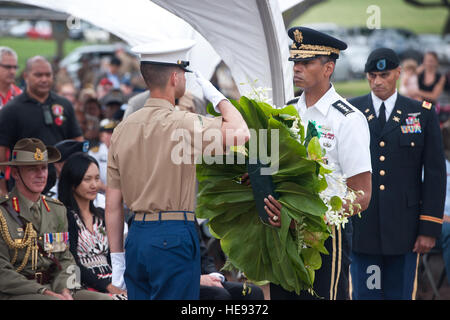 Gen. Vincent Brooks, Comandante generale degli Stati Uniti Pacifico esercito, prepara per deporre una corona durante l Australia e la Nuova Zelanda esercito (ANZAC) Giorno Memoriale di servizio presso il National Memorial Cemetery del Pacifico, Aprile 25, 2014 a Honolulu. La cerimonia consisteva di commento da oratori ospiti, una ghirlanda cerimonia di presentazione e un fucile di saluto. Il personale Sgt. Christopher Hubenthal) Foto Stock