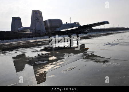 Un A-10 Thunderbolt II taxi al proprio posto di parcheggio su Bagram Air Field, Afghanistan, Gennaio 17, 2013. Con un ampio raggio di combattimento e decollo breve e capacità di atterraggio, la A-10 può operare in e fuori della località vicino alla linea del fronte. Senior Airman Chris Willis) Foto Stock