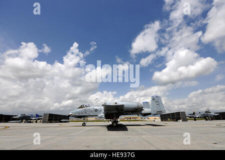 Un A-10 Thunderbolt II taxi dal proprio posto di parcheggio su Bagram Air Field, Afghanistan, Aprile 25, 2013. Con un ampio raggio di combattimento e decollo breve e capacità di atterraggio, la A-10 può operare in e fuori della località vicino alla linea del fronte. Senior Airman Chris Willis) Foto Stock