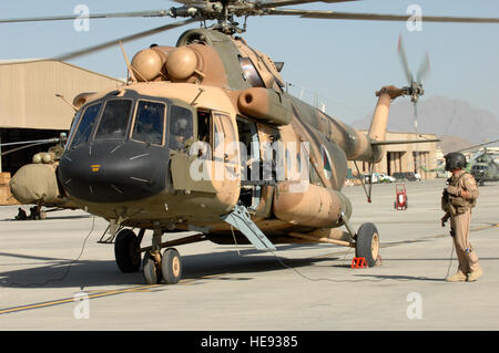 Un Afghan Air Force Mi-17 elicottero si avvia i suoi motori in preparazione per un volo a Kabul International Airport, Settembre 24, 2011. Coalizione avieri qui opera quotidianamente per impostare le condizioni per un professionista, pienamente indipendente ed operativamente in grado di AAF. Il personale sergente Matthew Smith) Foto Stock