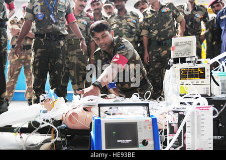 Una forza aerea indiana medic fornisce la risposta di emergenza su un manichino paziente durante una U.S. Air Force dimostrazione medici come parte di esercizio Cope India ott. 21, 2009. Affrontare l'India è l'assistenza umanitaria Disaster Relief esercizio pianificato ott. 19 a 23. Il cap. Genieve David) Foto Stock