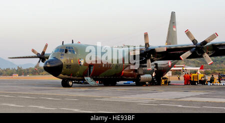 Una C-17 Globemaster III assegnato alla 517th Airlift Squadron a base comune Elmendorf-Richardson, Alaska, parchi accanto all'aeronautica militare indonesiana C-130 sul presso l'Aeroporto Internazionale di Langkawi flightline Marzo 16, 2015. Il C-17 consegnati a UH-1Y Huey assegnato al Marine Attacco leggero elicottero Squadron 367 dal Marine Corps base Hawaii, che sarà utilizzato come una visualizzazione statica durante il Langkawi International Maritime e aerospaziale mostra '15. Partecipando alla lima '15 dimostra airshow U.S. Air Force la dedizione al rafforzamento delle relazioni con la Malesia. Tech. Sgt. Terri Pade Foto Stock