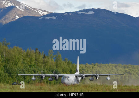 Una KC-130J Super Hercules terre Malemute sulla zona di caduta durante il trasporto di massa giapponese Self Defence Force paracadutisti durante Arctic Aurora 2016 a base comune Elmendorf-Richardson, Alaska 2 Giugno. Arctic Aurora 2016 è un bilaterale annuale esercitazione, coinvolgendo elementi della quarta brigata di fanteria combattere Team (airborne), XXV Divisione di Fanteria e la massa giapponese Self Defence Force, che promuove l'interoperabilità conducendo combinati piccola unità airborne proficiency e le operazioni di base di piccole armi precisione di tiro. Alejandro Pena) Foto Stock