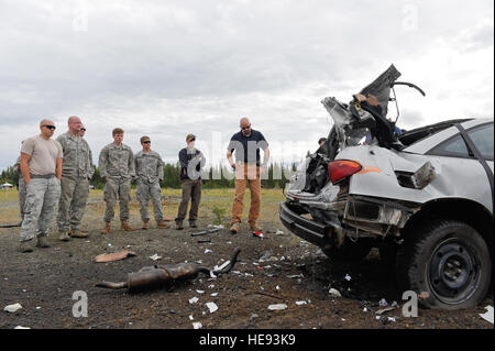 Air Force e l'esercito l'eliminazione degli ordigni esplosivi ai tecnici di esaminare i risultati di una controllata con la detonazione della bomba FBI tecnici durante il servizio combinato live-formazione antincendio su base comune Elmendorf-Richardson, Alaska, 29 luglio 2015. La formazione ha insegnato il aviatori e soldati, assegnato all'673rd ingegnere civile Squadron, il sessantacinquesimo inesplosi e il 716th EOD aziende, le caratteristiche di più tipi di esplosivi e di come praticamente il loro utilizzo. Alejandro Pena) Foto Stock