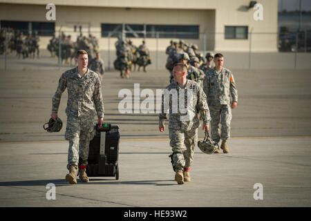 Paracadutisti dell'esercito assegnato alla società B, 3° Battaglione (airborne), 509a Reggimento di Fanteria, quarta brigata Combat Team (airborne), XXV divisione di fanteria, U.S. Esercito di Alaska, prepararsi a bordo di una C-17 Globemaster III in preparazione per una prova di forza dimostrazione a Arctic Thunder Open House 2014, 26 luglio 2014. Arctic Thunder è un evento biennale ospitato da base comune Elmendorf-Richardson, Alaska. Con più di 40 Air Force, esercito e civili atti di antenna e un attesi folla di oltre 200.000 persone, è il più grande evento di due giorni nello stato e uno dei premier dimostrazioni di antenna Foto Stock
