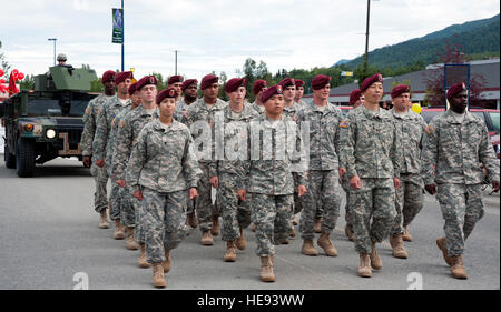 Soldati da base comune Elmendorf-Richardson marzo nell'Orso annuale parata della zampa in Eagle River, Alaska, 11 luglio, 2015. Il comune di base contro la guida in stato di ebbrezza e abuso di droga Istruzione resistenza veicoli, un soldato marching unità dalla base comune Elmendorf-Richardson, e 9 Banda Armata da Fort Wainwright, Alaska hanno partecipato a questo anno di Bear Paw Parade. Senior Airman Tammie Ramsouer) Foto Stock