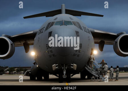 Soldati a bordo di una C-17 Globemaster III durante una missione di scarico ott. 23, 2013, a Langley Air Force Base, Va. soldati ha collaborato con gli avieri dal 633rd disponibilità logistica squadrone di imparare il modo corretto per lo scarico di grandi cellule. I soldati sono assegnati ai conti nella 622 di controllo di movimento di distacco da Fort Eustis, Va. Staff Sgt. Jarad A. Denton) Foto Stock