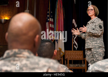 Lt. Gen. Patricia Horoho, Esercito chirurgo generale e U.S. Army Medical Command commander, parla di soldati e Dipartimento di Difesa civili sulla strada per medicina dell'esercito di Febbraio 24, 2014, presso il Tripler Army Medical Center, Hawaii. Gli argomenti di discussione inclusa preparazione medica, le priorità strategiche e iniziative. Horoho discusso medicina dell'esercito al servizio dei membri e DoD civili a posizioni in Hawaii, Giappone, Guam e Tailandia durante un giro di due tour. Il personale Sgt. Christopher Hubenthal/) Foto Stock