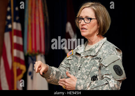 Lt. Gen. Patricia Horoho, Esercito chirurgo generale e U.S. Army Medical Command commander, parla di soldati e Dipartimento di Difesa civili sulla strada per medicina dell'esercito di Febbraio 24, 2014, presso il Tripler Army Medical Center si trova a Honolulu, Hawaii. Horoho ha parlato di quattro priorità tra cui combattere casualty care, la prontezza e la salute della forza, pronto e dispiegabile forza medica e la salute delle famiglie. Horoho discusso medicina dell'esercito al servizio dei membri e DoD civili a posizioni in Hawaii, Giappone, Guam e Tailandia durante un giro di due tour. Il personale Sgt. Christopher Hubentha Foto Stock