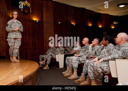 Lt. Gen. Patricia Horoho, Esercito chirurgo generale e U.S. Army Medical Command commander, parla di soldati e Dipartimento di Difesa civili sulla strada per medicina dell'esercito di Febbraio 24, 2014, presso il Tripler Army Medical Center, Hawaii. Gli argomenti di discussione inclusa preparazione medica, le priorità strategiche e iniziative. Horoho discusso medicina dell'esercito al servizio dei membri e DOD civili a posizioni in Hawaii, Giappone, Guam e Tailandia durante un giro di due tour. Il personale Sgt. Christopher Hubenthal/) Foto Stock