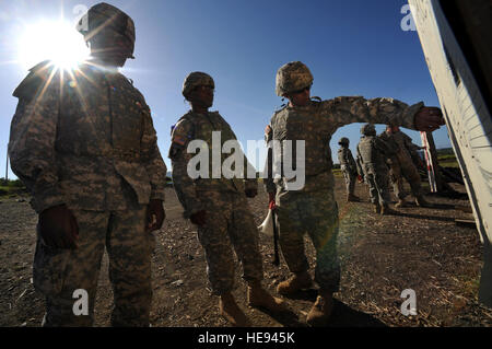 GUANTANAMO Bay a Cuba - Esercito Sgt. Giovanni Sansone con il Rhode Island esercito nazionale della guardia 115Polizia Militare Company, dà le regolazioni del sito a due soldati al Grenadillo gamma di armi a bordo U.S. Stazione navale di Guantánamo Bay, Giugno18, 2010. I soldati delle unità e dell'esercito 525th Polizia Militare Battaglione uso della gamma di allenarsi con i loro M-16 fucili. Poliziotti militari comprendono una porzione della Joint Task Force Guantanamo la forza di sicurezza. La JTF Guantanamo conduce al sicuro, umano, legale e trasparente di cura e custodia dei detenuti, compresi quelli condannati dalla commissione militare di un Foto Stock