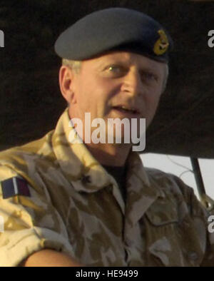 U.K. Royal Air Force Air Commodore Ashley Stevenson (a podio) prende il comando di Kandahar AIrfield (KAF), in Afghanistan dal U.S. Esercito Col. Richard L. Stevens Martedì, luglio 31, 2007. Presiede il cambiamento storico del comando cerimonia è Paesi Bassi Il Mag. Gen. Freek Meulman. Egli è la forza internazionale di assistenza alla sicurezza (ISAF) vice comandante per l'aria. La cerimonia culmina lunga un anno sforzo di portare KAF sotto il controllo della NATO. KAF comprende 17 Nazioni con oltre 10.000 militari, civili e il personale a contratto rappresentato. Ha importanza strategica in Afghanistan meridionale, e TH Foto Stock