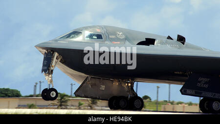 Un bombardiere stealth B-2 Spirit della U.S. Air Force, schierato dalla Whiteman Air Force base, Missouri, viene lanciato dalla Andersen Air Force base, Guam, in grado di effettuare missioni a lungo raggio e senza rifornimento, fornendo potenza di fuoco strategica a livello globale. Foto Stock