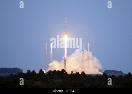 L'X-37B prova orbitale veicolo effettua il suo primo volo spaziale a bordo di un Atlas V rocket Aprile 22, 2010, dal complesso 41 alla Cape Canaveral Air Force Station, Fla. John Connell) Foto Stock