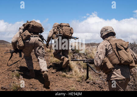 Stati Uniti Marines del 3° Reggimento Marine, carica fino alla cima di una collina verso un obiettivo durante un live-fire plotone attacco supportati come parte del cerchio del Pacifico (RIMPAC) esercizio luglio 24, 2014, all'Pohakuloa Area Formazione, Hawaii. Lo scenario testato tre squadre e distacchi multipli in una compensazione a due obiettivi. Ventidue nazioni, 49 navi e sei sommergibili, più di 200 aerei e 25.000 personale partecipano RIMPAC dal 26 giugno al 1 agosto in e intorno alle Isole Hawaii e la California del Sud. Il più grande del mondo marittimo internazionale esercitazione RIMPAC fornisce un unico tr Foto Stock