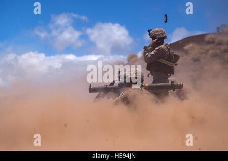 Stati Uniti Marines del 3° Reggimento Marine, un incendio A-4 anti-serbatoio arma a simulare un avversario durante un live-fire plotone attacco supportati come parte del cerchio del Pacifico (RIMPAC) esercizio luglio 24, 2014, all'Pohakuloa Area Formazione, Hawaii. Lo scenario testato tre squadre e distacchi multipli in una compensazione a due obiettivi. Ventidue nazioni, 49 navi e sei sommergibili, più di 200 aerei e 25.000 personale partecipano RIMPAC dal 26 giugno al 1 agosto in e intorno alle Isole Hawaii e la California del Sud. Il più grande del mondo marittimo internazionale esercitazione RIMPAC pr Foto Stock