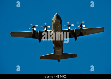 Alla Nellis Air Force Base, Nev., -- Un Royal Australian Air Force C-130H Hercules, n. 37 Squadron, Richmond, Australia, ritorna da una missione di addestramento oltre il Nevada Test e campo di addestramento durante la bandiera rossa 11-3 presso la Base Aerea Militare di Nellis Nev., Marzo 10. Red Flag è un combattimento realistico esercizio di formazione che coinvolgono le forze aeree degli Stati Uniti e dei suoi alleati. L'esercizio è ospitato a nord di Las Vegas in Nevada Test e campo di addestramento. Senior Airman Brett Clashman) Foto Stock