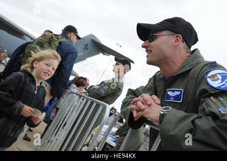 GEELONG, Australia - Un giovane australiano fan del F-22 Raptor guarda fino a U.S. Air Force Captain Graham Stewart, nativo di Dubois, Wyo. in eccitazione dopo la ricezione di un F-22 Squadron vignetta il 4 marzo a Geelong, Australia durante il 2011 Australia Airshow internazionale. Il cap. Stewart è un F-22 Raptor pilota e attualmente assegnati alla 525th Expeditionary Squadron, Elmendorf Air Force Base in Alaska. L'evento è uno dei più grandi airshows in tutto il mondo. Stati Uniti e Australian alliance copre più di sessanta anni e prevede la possibilità per gli Stati Uniti e alti funzionari militari per impegnare wit Foto Stock