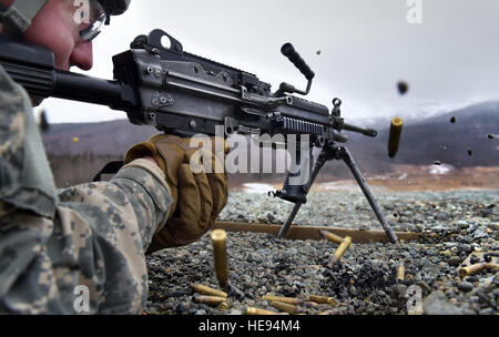 Pfc dell'esercito. Ryein Weber assegnato alla società di Apache, 1° Battaglione (airborne), 501Reggimento di Fanteria, quarta brigata di fanteria combattere Team (airborne), XXV divisione di fanteria, U.S. Esercito di Alaska, si qualifica con la M249 Squad Arma automatica sulla gamma Grezelka a base comune Elmendorf-Richardson, Alaska, Martedì, 3 marzo 2015. Il M249 è un americano di adattamento del belga Fabrique Nationale Herstal minimi, una luce mitragliatrice fabbricato dalla FN Herstal, e ha visto in azione in tutti i maggiori conflitti che coinvolgono gli Stati Uniti in quanto l'invasione USA di Panama nel 1989. Justin Connaher) Foto Stock