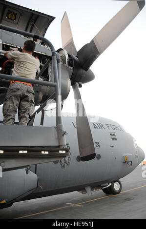 Senior Airman Marcus Lago, impianto idraulico artigiano assegnato al 379 Expeditionary Manutenzione aeromobili squadrone, ispeziona il motore di una C-130 H1 come parte di una ispezione combo nov. 25, 2008, a un riservate air base in Asia sud-ovest. Il combo è di ispezione quando sia il capo equipaggio di membri e organi idraulici ispezionare il piano al tempo stesso per assicurarsi che sia pronto per il volo e sostenere la guerra globale al terrorismo. Airman lago, un nativo di Detroit, Mich, viene distribuita da Yokota Air Base, Giappone, a sostegno di operazioni irachene e Enduring Freedom e Joint Task Force-Horn dell Africa. Il personale Foto Stock