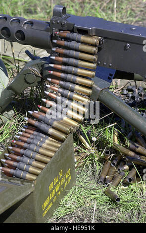 Un'immagine ravvicinata di 0,50 Caliber (12,7 mm) sfera Browning M33 munizioni caricato su un Browning M2 HB 0,50 Caliber heavy machine gun siede pronto per essere sparato ad una cottura dal vivo nella gamma Shoalwater Bay, Queensland, Australia, durante l'esercizio di spinta IN TANDEM. Nota la punta rossa tornate sono tornate tracciante. Spinta in tandem è un combinato di noi, australiani e canadesi di formazione militare di esercizio. Foto Stock