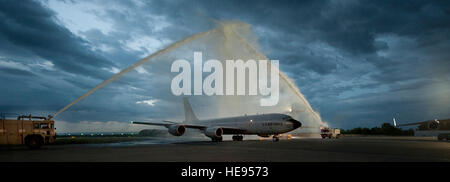 Camion fuoco spruzzare acqua su una KC-135 Stratotanker durante il volo finale per Col. Corey Martin Giugno 4, 2013, al centro theTransit a Manas, Kirghizistan. Il 'fini-flight " è un tempo onorato aviazione militare tradizione segnando l'ultimo volo di un pilota o comandante il tempo con un'unità. Martin è il 376 Air Expeditionary Wing Commander. Il personale Sgt. Robert Barnet) Foto Stock