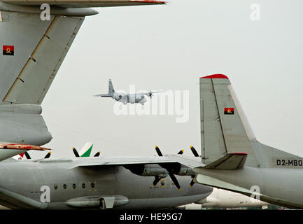 Un U.S. Air Force C-130J Super Hercules aeromobile assegnati per la trentasettesima Airlift Squadron atterra a Luanda Air Base, Angola, Marzo 22, 2014. Il C-130J e U.S. Avieri ha partecipato in partenariato africano di volo con la angolani in Zambia e forze dell'aria. Tech. Sgt. Benjamin Wilson Foto Stock