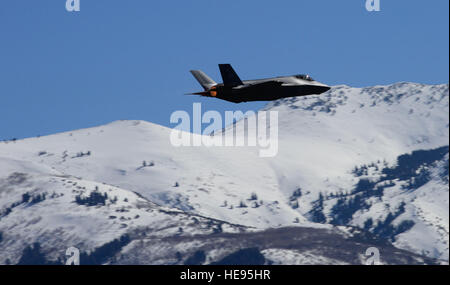 Un U.S. Air Force F-35un fulmine II velivolo vola oltre la collina Air Force Base in Utah, Marzo 14, 2014. Il velivolo è stato aggiornato al momento dell'installazione e poi restituita alla Nellis Air Force Base, Nev. Airman 1. Classe Joshua D. RE Foto Stock