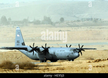 Una C-130J Super Hercules terre 6 Dicembre 2009 a Nevatim Air Force Base in Israele. Ramstein Air Base aviatori hanno partecipato a dieci giorni di esercizio per realizzare le esigenze di formazione a causa delle rigorose restrizioni di aria in Germania. Airman 1. Classe Alessandria Mosness) Foto Stock