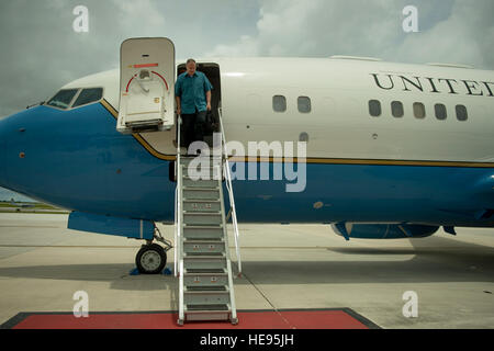 Il vice Segretario della Difesa Bob lavoro arriva presso Andersen Air Force Base, Guam come parte di un'Asia Pacific viaggio 19 Agosto, 2014. ( Master Sgt. Adrian Cadice)(rilasciato) Foto Stock