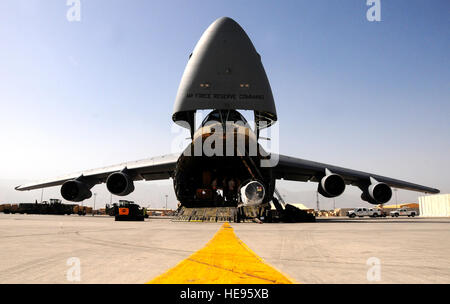 Stati Uniti Air Force avieri con il 455th Expeditionary porta antenna squadrone e 337Airlift Squadron preparare per caricare le attrezzature su un C-5 Galaxy sett. 29, 2014 a Bagram Air Field, Afghanistan. La C-5 dispone di naso e indietro di porte che si aprono su tutta la larghezza e l'altezza del vano di carico per consentire una più rapida e più facile il caricamento. Il personale Sgt. Miguel Lara III Foto Stock