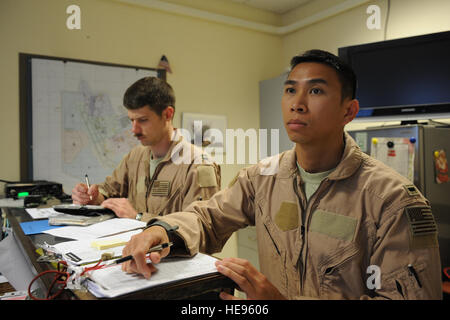 Primo Lt. Anh-Vu Nguyen e il cap. Contrassegnare Kimball, 9 bomba Expeditionary Squadron equipaggio membri, ascoltare un ultimo breve prima di partire per il loro B-1B Lancer in una località segreta nel sud-ovest Asia Feb 26, 2012. Il B-1 è volato da un equipaggio di quattro e porta il payload più grandi di entrambi guidati e non guidati di armi nella Air Force inventario. La sua 000esima missione di combattimento supportato truppe in Afghanistan. Foto Stock