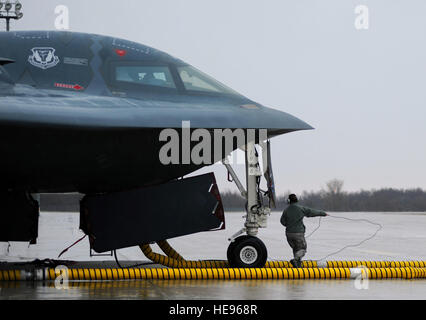 I manutentori e equipaggio capi da 509a manutenzione aeromobili squadrone a Whiteman Air Force Base, Mo., preparare B-2 spiriti 19 marzo 2011, per l'operazione Odyssey Dawn. Senior Airman Kenny Holston) Foto Stock