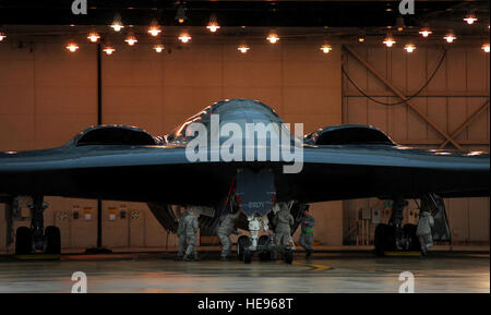 I manutentori e equipaggio capi da 509a manutenzione aeromobili squadrone a Whiteman Air Force Base, Mo., preparare B-2 spiriti 19 marzo 2011, per l'operazione Odyssey Dawn. Senior Airman Kenny Holston) Foto Stock