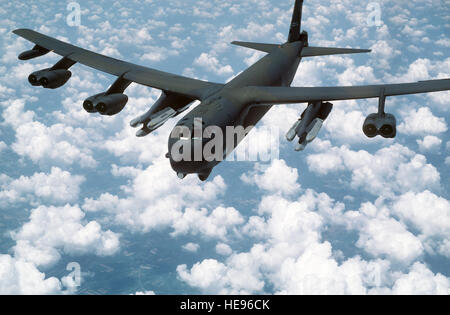 Un aria-aria vista anteriore di una B-52G Stratofortress aerei da bombardamento 416th ala armata con AGM-86B aria-lanciato missili di crociera (ALCMs). Foto Stock