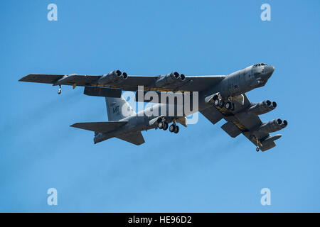 A B-52H Stratofortress decolla dopo essere stato portato fuori dello stoccaggio a lungo termine di Febbraio 13, 2015, a Davis-Monthan Air Force Base, Ariz. Il velivolo è stato dismesso nel 2008 e ha trascorso gli ultimi sette anni seduto in "cimitero", ma è stato selezionato per essere restituiti allo stato attivo e sarà eventualmente ricongiungere la B-52 flotta. Il B-52 era volato dal 309th aerospaziali e di manutenzione Gruppo di rigenerazione. Master Sgt. Greg Steele) Foto Stock