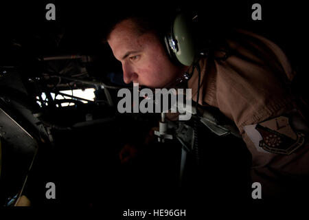 Il personale Sgt. Ryan Thomas, 340 Expeditionary Air Refuelling Squadron boom operatore refuels a B1B Lancer oltre i cieli dell'Afghanistan a sostegno dell'Operazione Enduring Freedom. Il sergente Thomas è distribuito dal 6° Aria Mobilità ala, MacDill AFB, Fla.(STATI UNITI Air Force foto/Master Sgt. Adrian Cadice)(rilasciato) Foto Stock