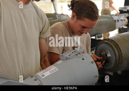 Stati Uniti Air Force Airman 1. Classe Casey Caino, un munizioni tecnico dei sistemi attualmente assegnata alla 455th manutenzione Expeditionary Squadron si collega un FMU-152 fusibile di coda durante un GBU-38 bomba costruire. GBU-38s sono le armi chiave utilizzati su F-16C Fighting Falcon. Caino, nativo di Unionville, Mo., è una Forza Aerea reservist distribuita da 442nd Fighter Wing, Whiteman Air Force Base, Mo. ella fa parte di un team di 10 sistemi di munizioni aviatori di tre basi negli Stati Uniti sono responsabili per il montaggio di bombe e munizioni che aiutano a mantenere negli Stati Uniti le forze di massa sicuro durante tutto l'Afghanistan con la A-10 e F-16 vicino ai Foto Stock