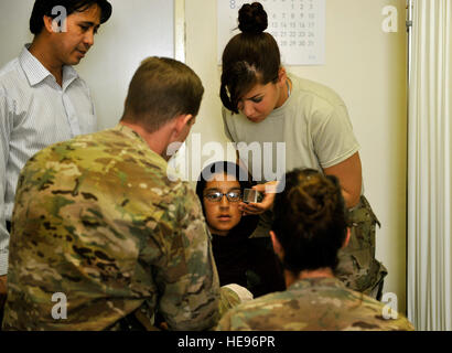 Il Mag. Marcus Neuffer, 455th Expeditionary gruppo medico oculista e il suo tecnico, Airman 1. Classe Chellbie Gonzales, condurre un esame oculistico su un 10-anno-vecchia ragazza prima di determinare la sua prescrizione in ospedale coreano Bagram in campo aereo, Afghanistan, Sett. 18. La ragazza è stata diagnosticata con occhi incrociati due mesi fa. Entrambi Maj Neuffer e A1C Gonzales sono distribuiti da Keesler Air Force Base, Miss. Il personale Sgt. Stephenie Wade) Foto Stock