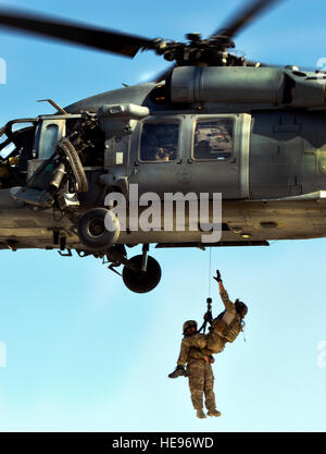 Più di 15 U.S. Army tactical rilevamento esplosivi i cani e i loro gestori di eventi partecipare a corsi di formazione per il salvataggio con pararescueman assegnato all'ottantatreesimo Expeditionary squadrone di salvataggio a Bagram Air Field, Afghanistan, Giugno 21. Ogni cane e il gestore duo è stato issato in un HH-60G Pave Hawk elicottero durante la formazione congiunta svoltasi per la prima volta qui. Il personale Sgt. Stephenie Wade) Foto Stock